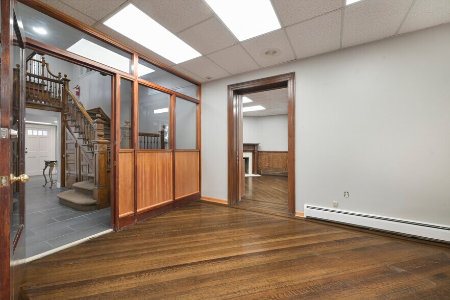 More Photos Of 295 Montgomery St, Bloomfield Office For Lease