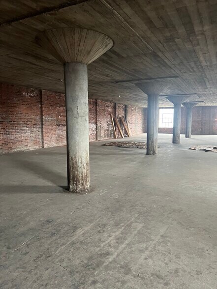 More Photos Of 740 8th Ave, Huntington Warehouse For Lease