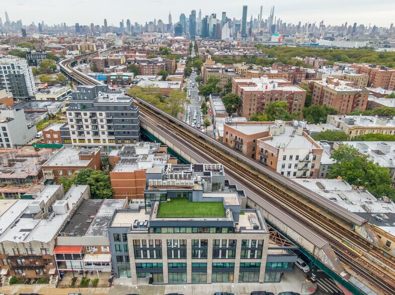 Primary Photo Of 5222 Roosevelt Ave, Woodside Apartments For Lease