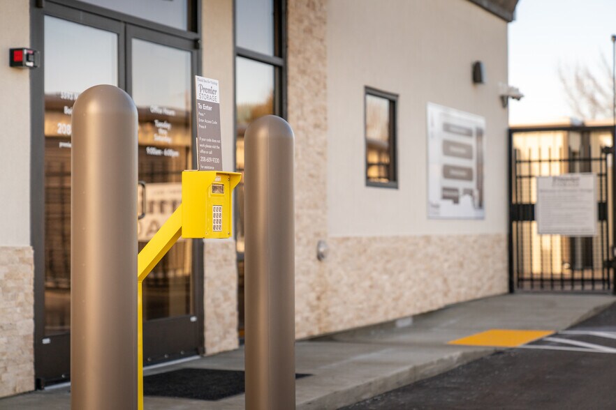 More Photos Of 5593 N Eagle Rd, Boise Self Storage For Lease