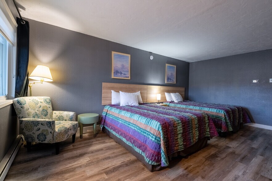 More Photos Of 577 W Monroe St, Burns Hotel For Sale