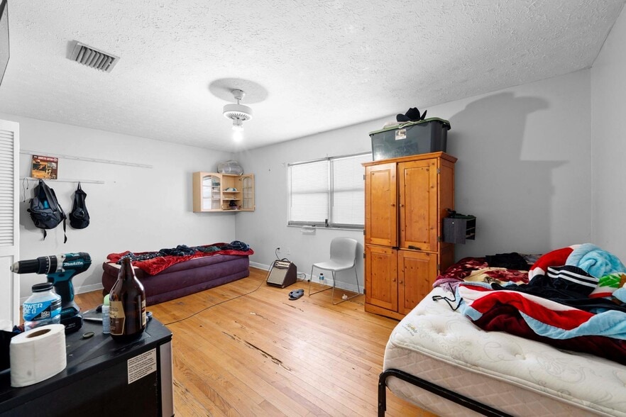 More Photos Of 4624 N Hubert Ave, Tampa Convenience Store For Sale