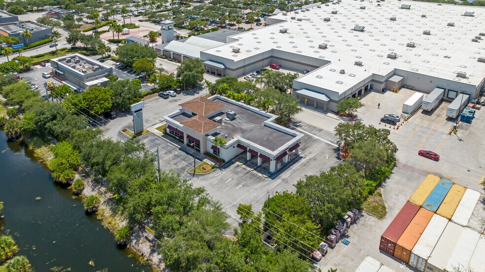 More Photos Of 17930 NW 57th Ave, Hialeah Bank For Lease