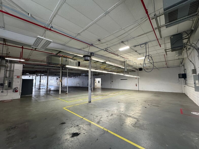 More Photos Of 217 River Ave, Patchogue Warehouse For Lease