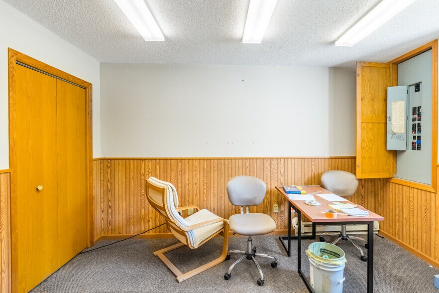 More Photos Of 459 Southgate Dr, Tomahawk Industrial For Sale