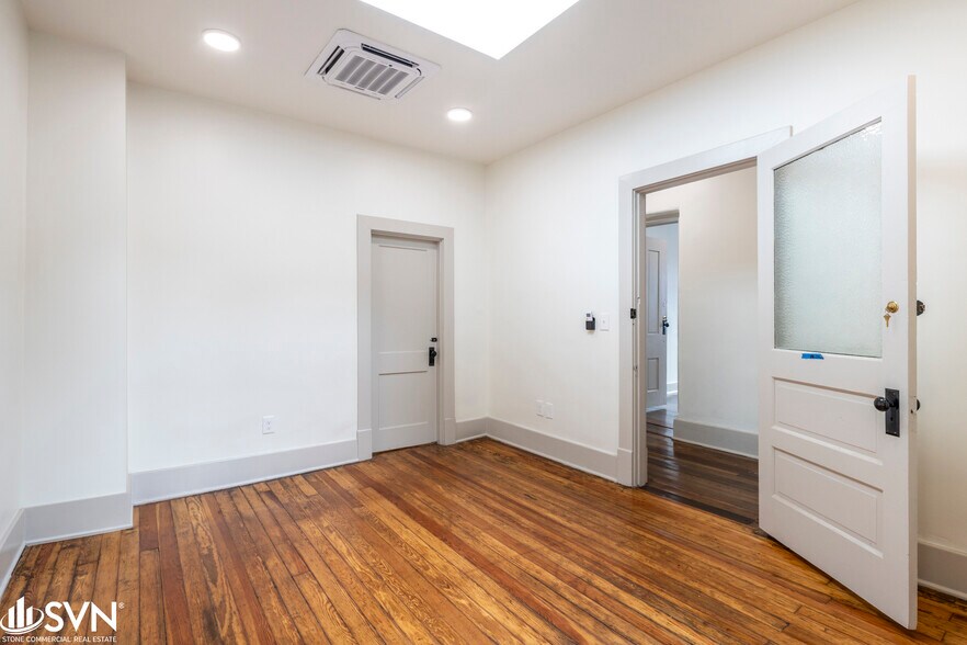 More Photos Of 150 W Short St, Lexington Office For Lease