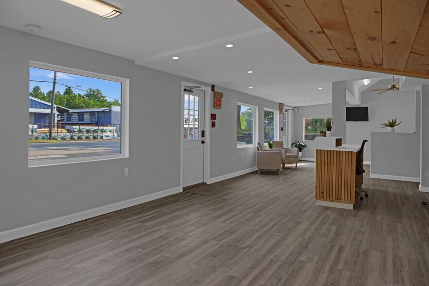 More Photos Of 165 Massachusetts Ave, Lunenburg Fast Food For Sale