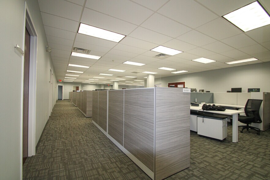 More Photos Of 9911 Shelbyville Rd, Louisville Office For Sale