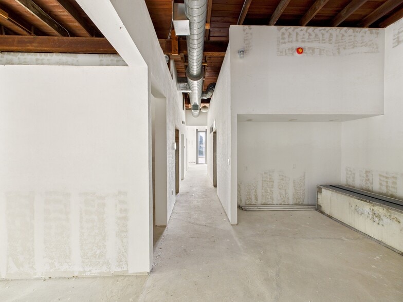 More Photos Of 1111 5th Ave S, Naples Freestanding For Sale