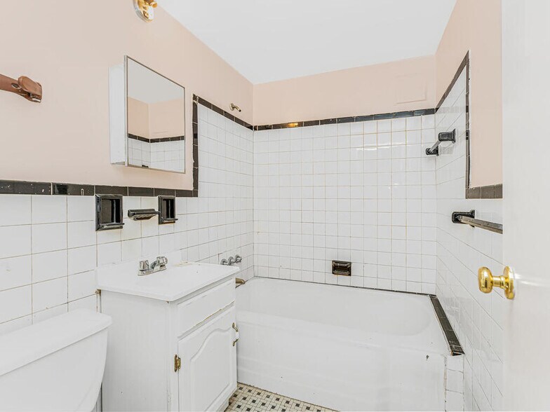 More Photos Of 665 Thwaites Pl, Bronx Apartments For Lease