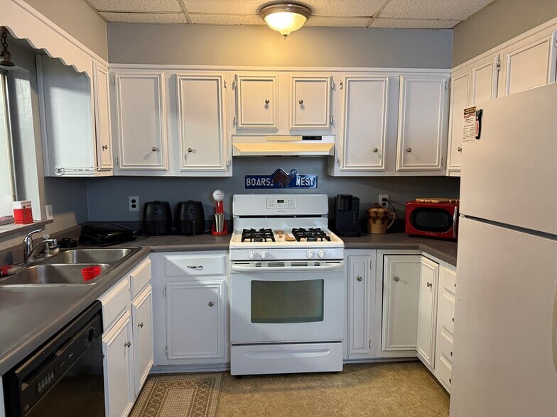More Photos Of 346 N Main St, New Martinsville General Retail For Sale