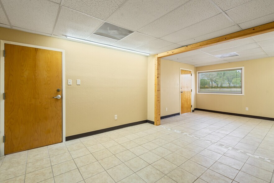 More Photos Of 300-310 Margaret Ln, Del Rio Medical For Lease