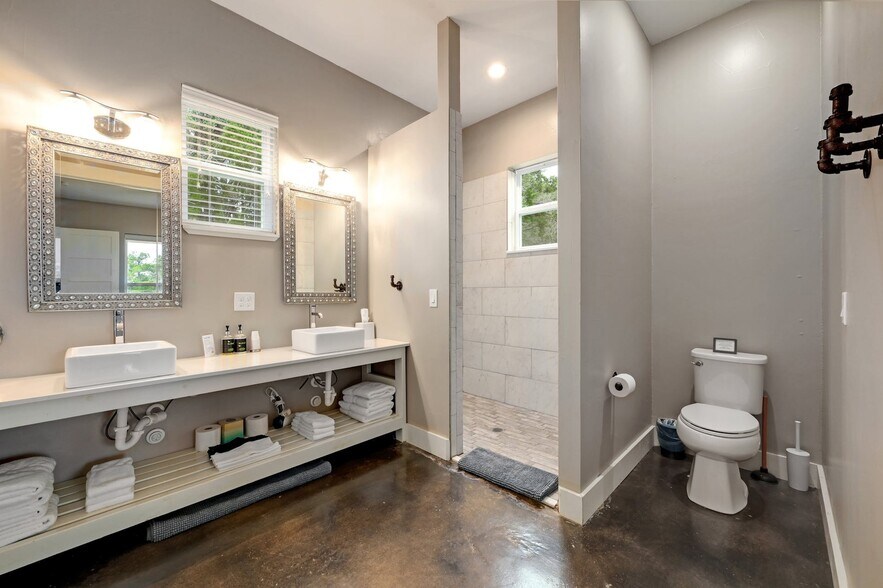 More Photos Of 7400 McGregor Ln, Dripping Springs Hotel For Sale