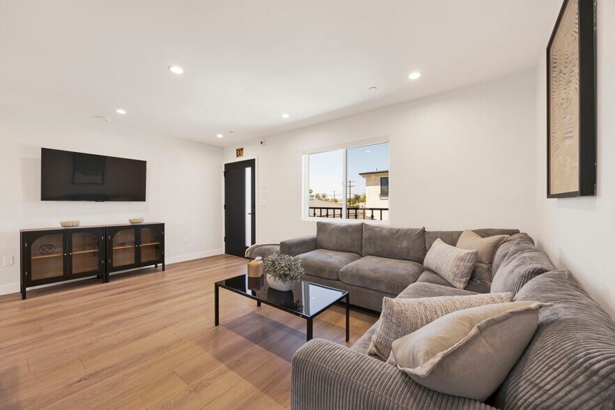 More Photos Of 7410 Denny Ave, Sun Valley Healthcare For Sale