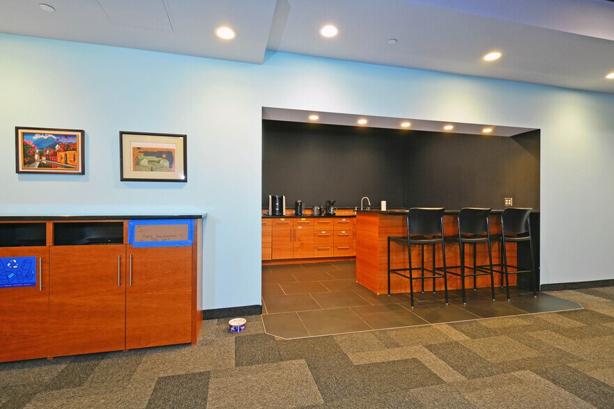 More Photos Of 1001 Washington Ave S, Minneapolis General Retail For Sale