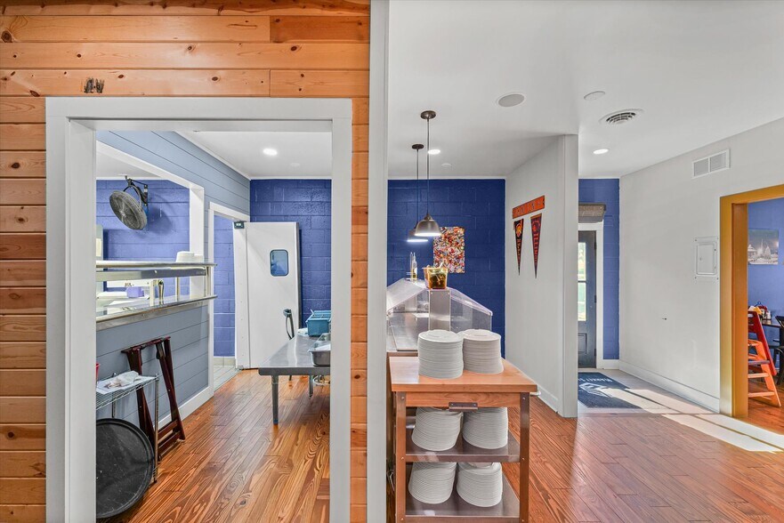 More Photos Of 125 S Market St, Paxton Specialty For Sale
