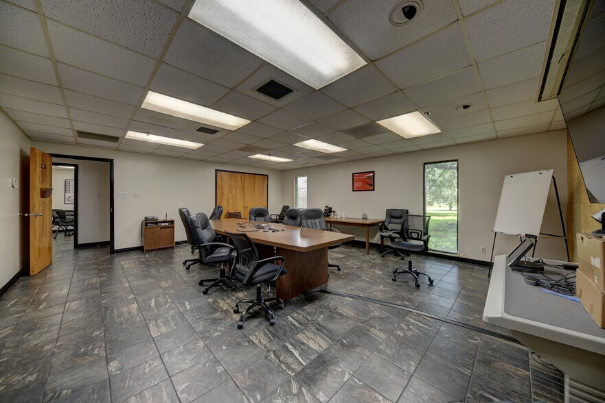 More Photos Of 1901 Longwood Dr, Brenham Manufacturing For Sale