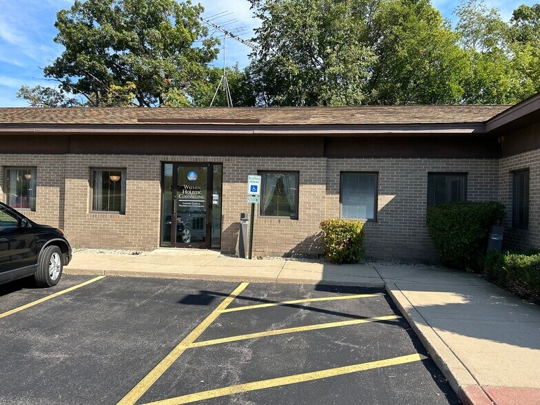 More Photos Of 665 W Jackson, Woodstock Medical For Lease