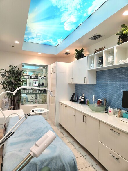 More Photos Of 681 Goodlette Rd N, Naples Medical For Lease