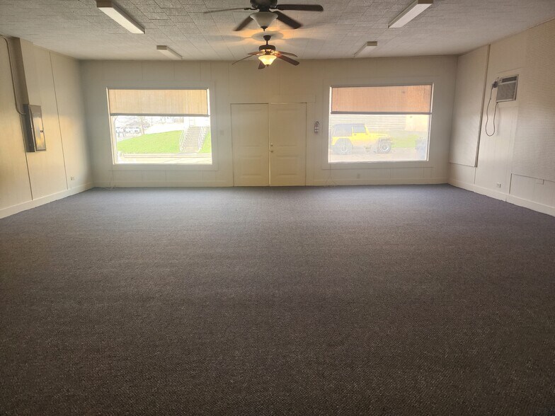 More Photos Of 110 N Zavalla St, Jasper Showroom For Sale