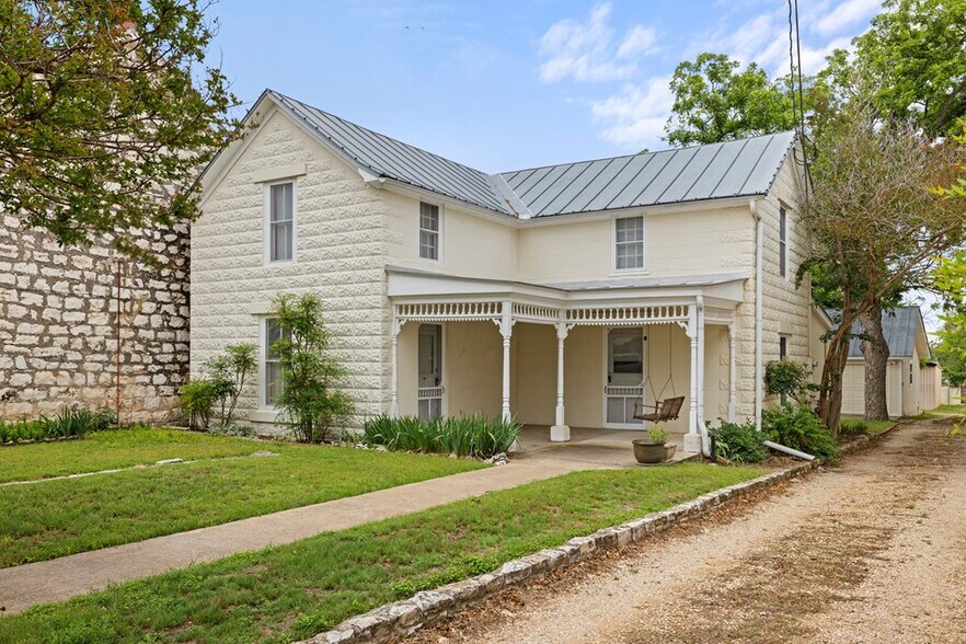 Primary Photo Of 421 W Main St, Fredericksburg Office Residential For Lease