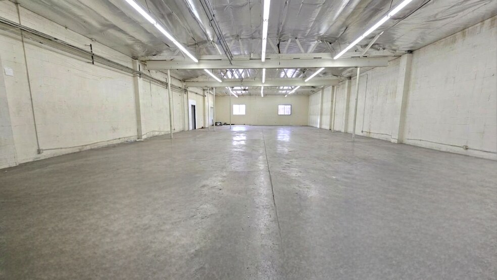 More Photos Of 929 E 14th St, Los Angeles Warehouse For Lease