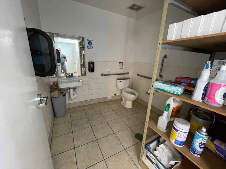 More Photos Of 1351-1355 W 800 N, Orem Showroom For Lease