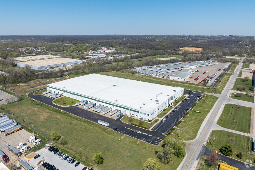 More Photos Of 2552 S 98th St, Edwardsville Distribution For Lease