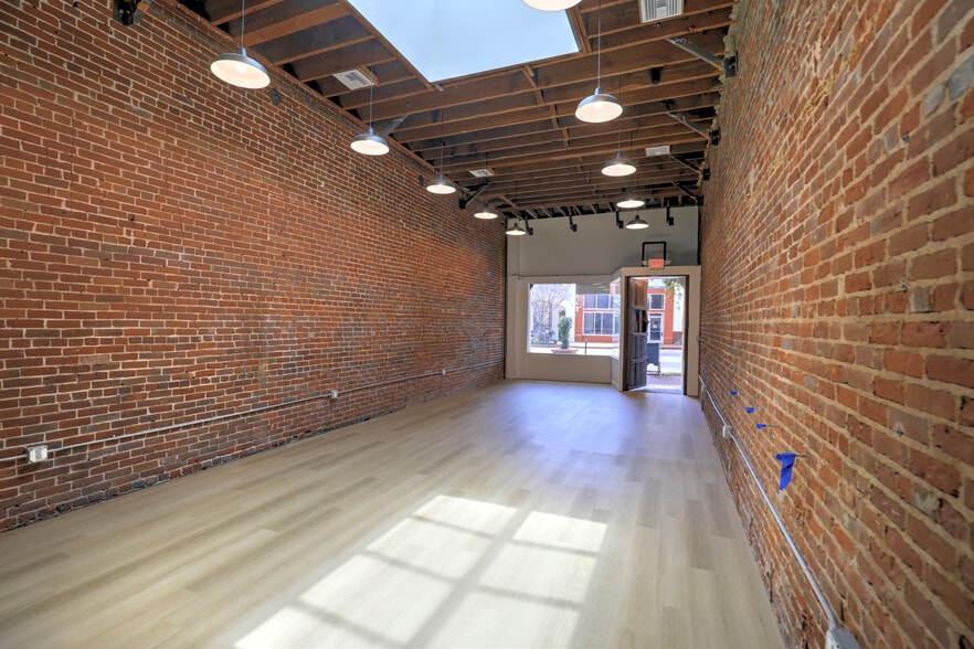 More Photos Of 434 State St, Santa Barbara Bar For Lease
