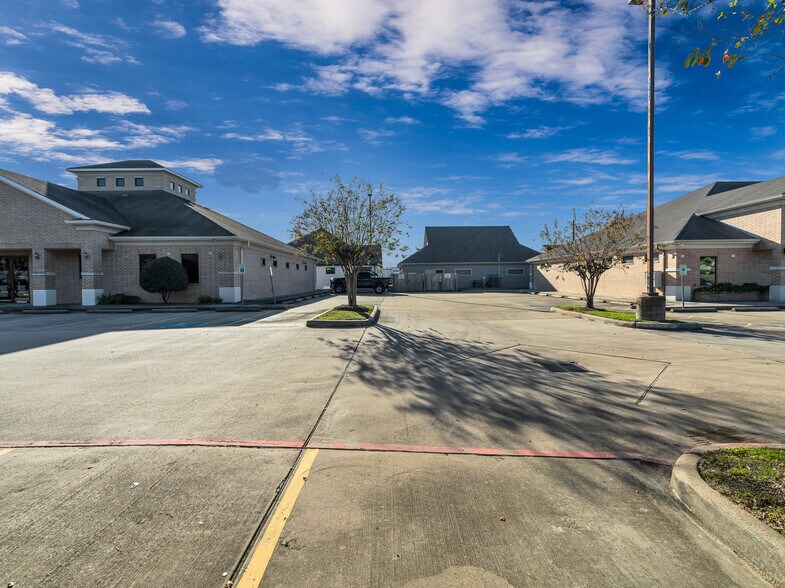 More Photos Of 714 S Peek Rd, Katy Medical For Lease