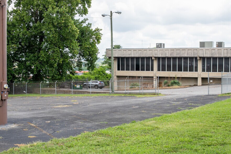 More Photos Of 505 Fesslers Ln, Nashville Light Distribution For Lease
