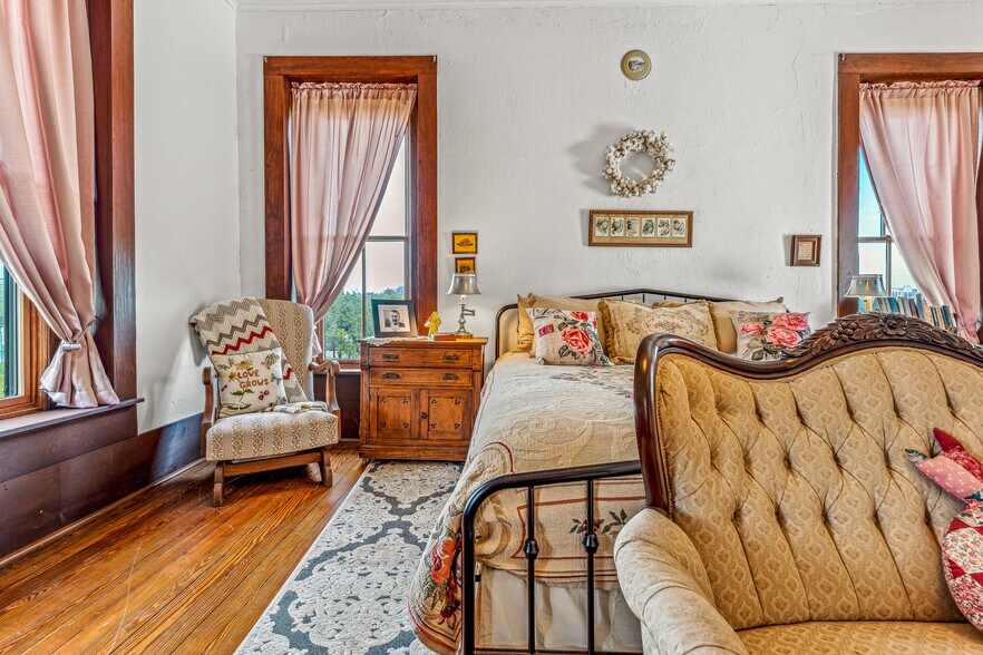 More Photos Of 703 Spring St, Granbury Lodge Meeting Hall For Sale