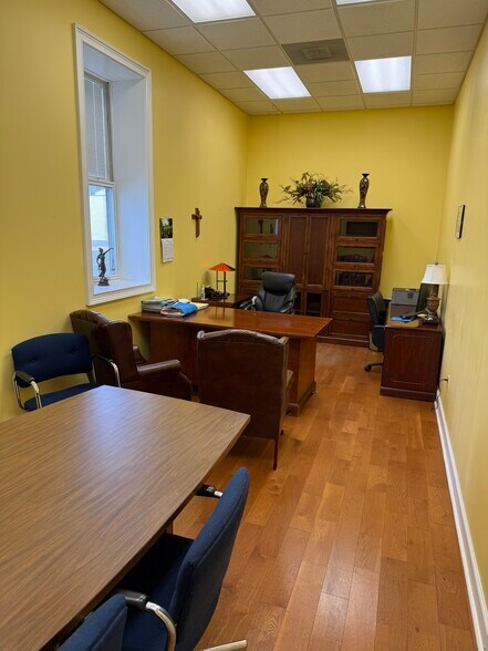 More Photos Of 114 S Broadway St, Tupelo Office For Lease