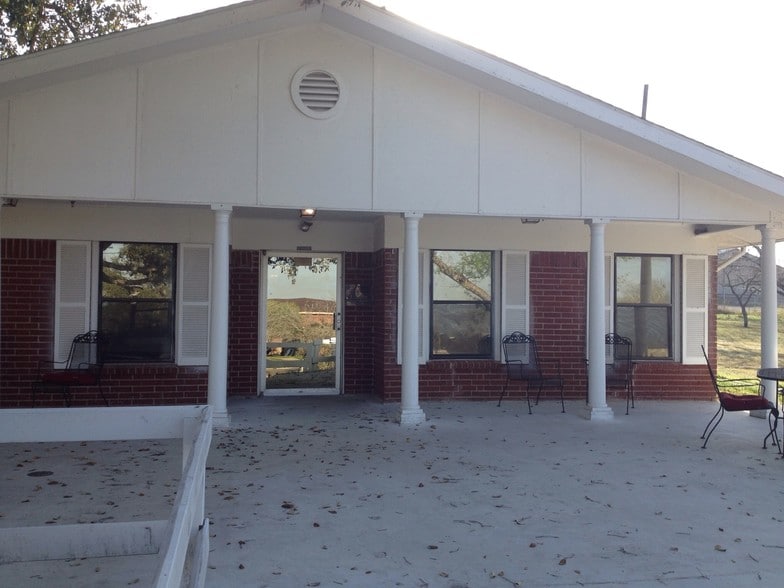 More Photos Of 209 Country Club Dr, Karnes City Rehabilitation Center For Sale
