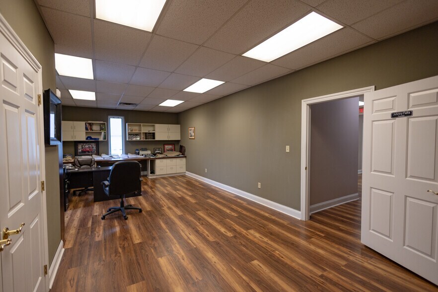 More Photos Of 267 N Graham St, Bowling Green Light Distribution For Sale