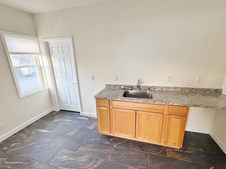 More Photos Of 144 Main St, Gardiner Warehouse For Lease