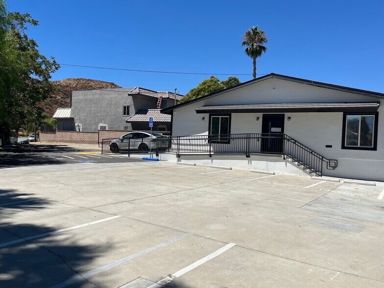 More Photos Of 17970 Sierra Hwy, Canyon Country Medical For Lease