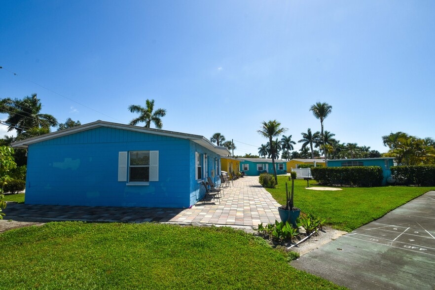 More Photos Of 14621 McGregor Blvd, Fort Myers Apartments For Sale