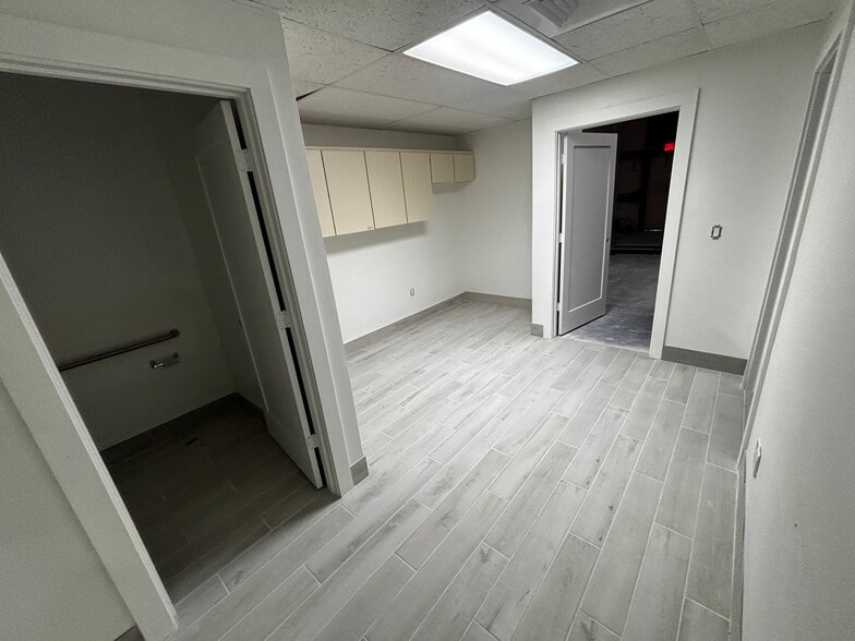 More Photos Of 1715 Independence Blvd, Sarasota Light Distribution For Lease