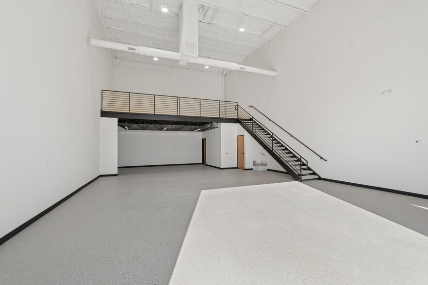 More Photos Of 7700 Broadway Ext, Oklahoma City Light Distribution For Sale