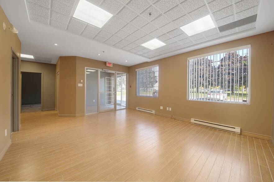 More Photos Of 1550 Rue de Coulomb, Boucherville Flex For Sale