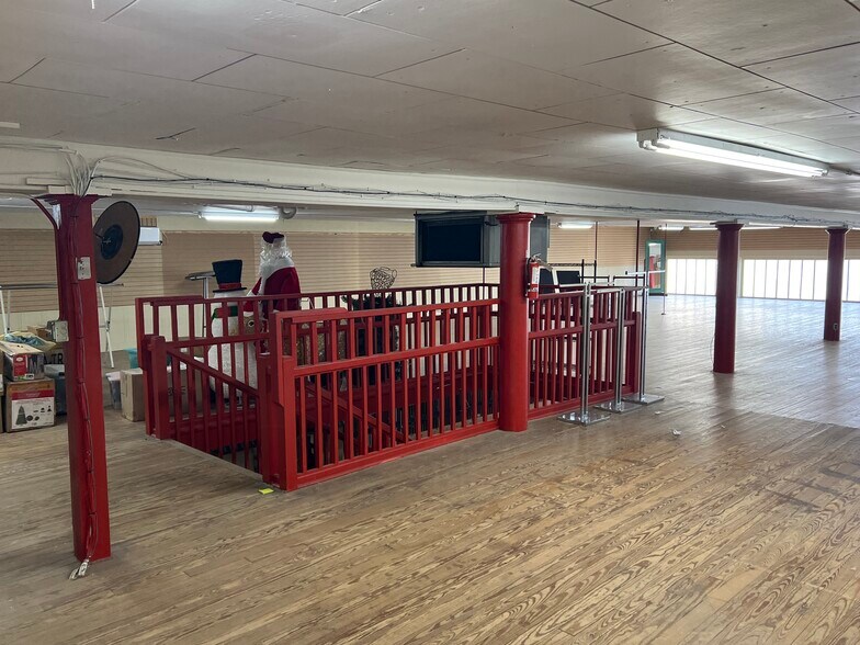More Photos Of 110 E Chambers St, Cleburne General Retail For Sale
