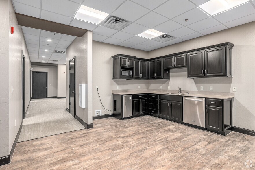 More Photos Of 3151 W Tecumseh Rd, Norman Medical For Lease