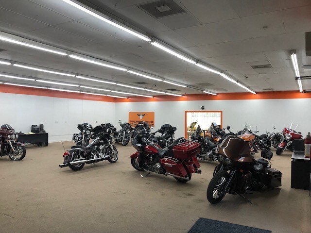 More Photos Of 8326-8330 Harry Hines Blvd, Dallas Auto Repair For Lease