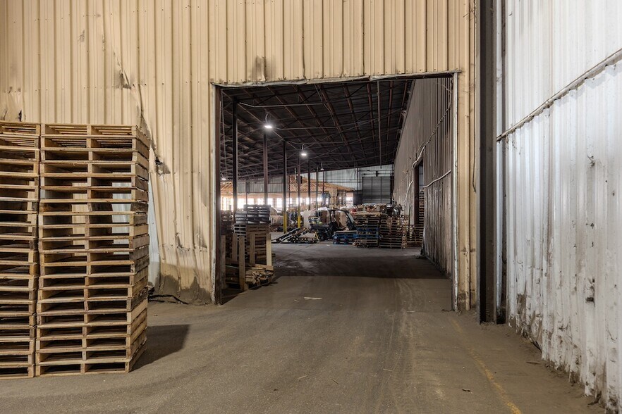 More Photos Of 1200 Bissell St, Venice Warehouse For Sale