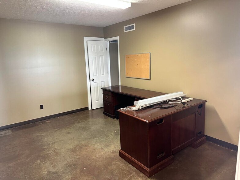 More Photos Of 910 State Highway 30 W, New Albany Warehouse For Sale