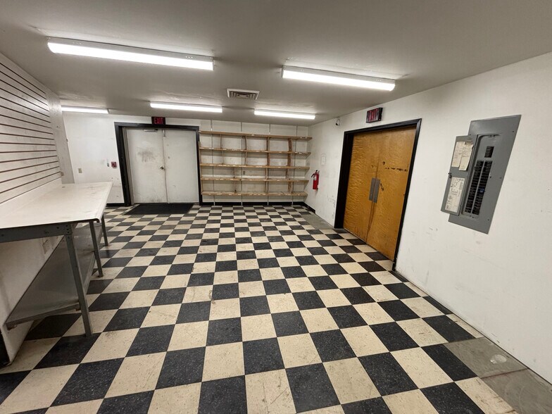 More Photos Of 29 Stillwater Ave, Orono Showroom For Lease