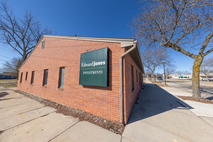More Photos Of 303 W Superior St, Alma Storefront Retail Office For Sale