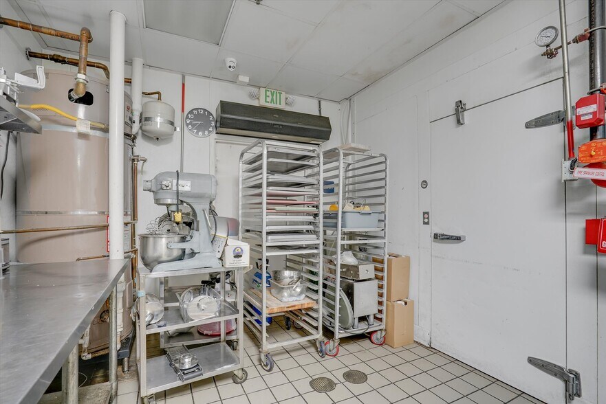 More Photos Of 152 S Brand Blvd, Glendale General Retail For Lease