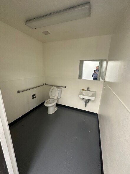 More Photos Of 501 W 17th St, Santa Ana Storefront Retail Office For Lease